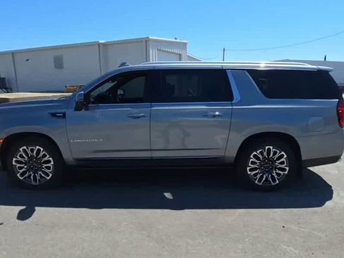 Used 2023 GMC Yukon XL Denali Ultimate AWD/4WD image 3