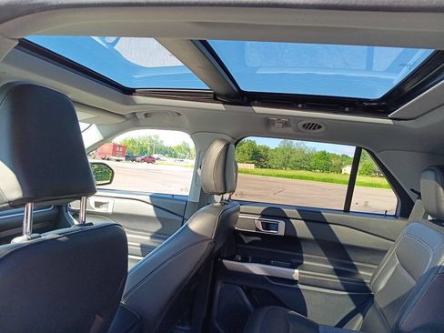 Used 2022 Ford Explorer XLT w/ Equipment Group 202A AWD/4WD image 3