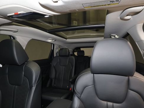 Used 2025 Kia Sorento SX image 18