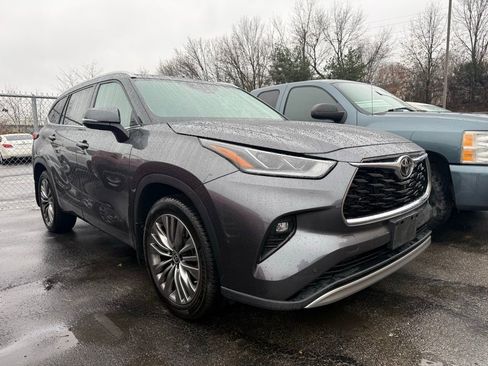 Used 2021 Toyota Highlander Platinum image 2