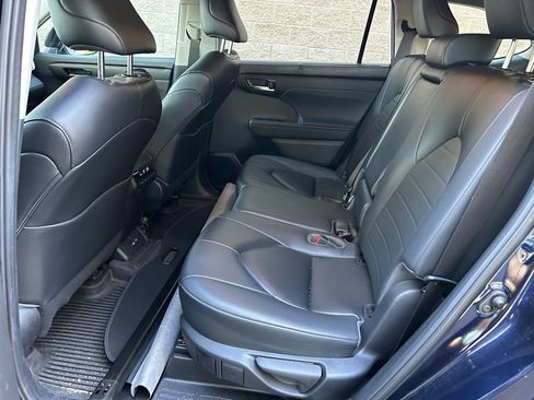 Certified 2023 Toyota Highlander XLE image 13