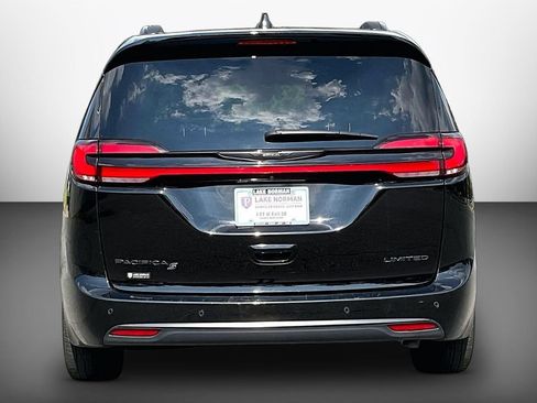 Used 2025 Chrysler Pacifica Limited FWD image 7