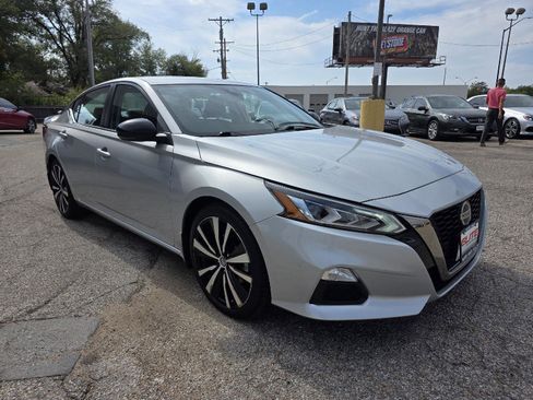 Used 2021 Nissan Altima 2.5 SR w/ SR Premium Package image 3