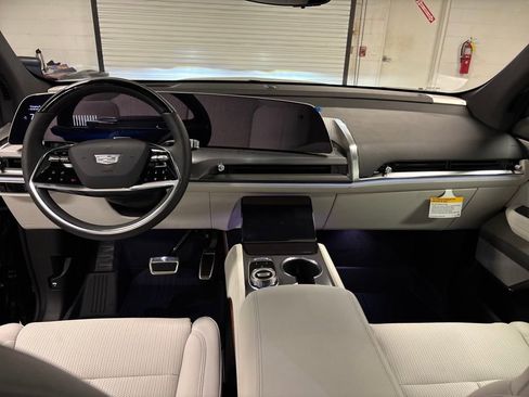 New 2026 Cadillac Vistiq Sport w/ LPO, Floor Liner Package image 29
