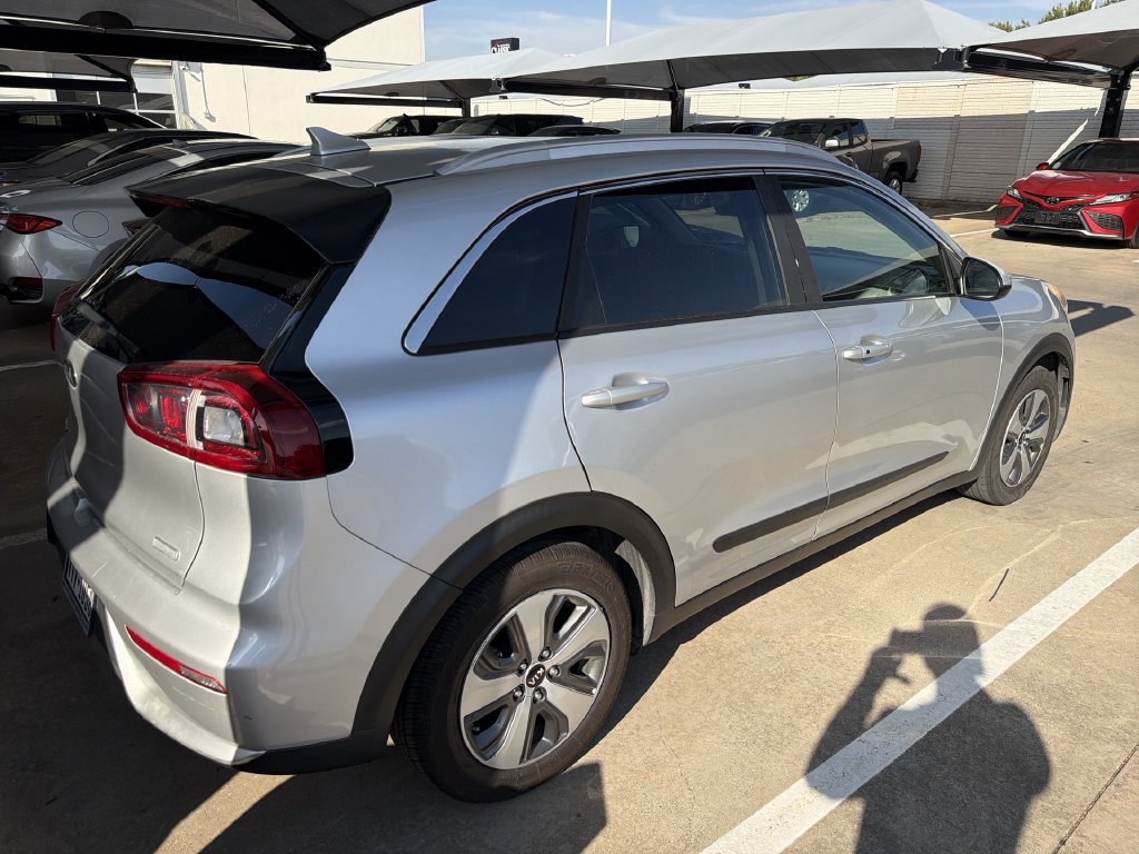 Used 2018 Kia Niro LX FWD image 2