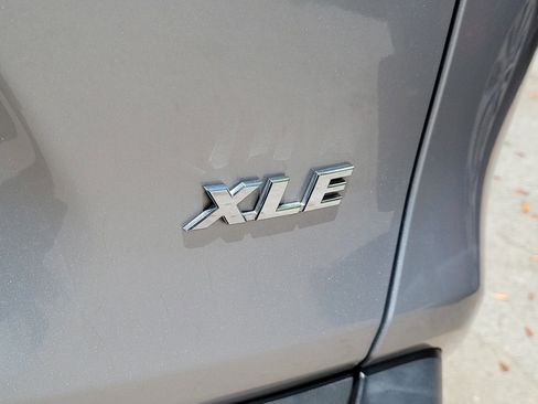 Used 2021 Toyota RAV4 XLE FWD image 5