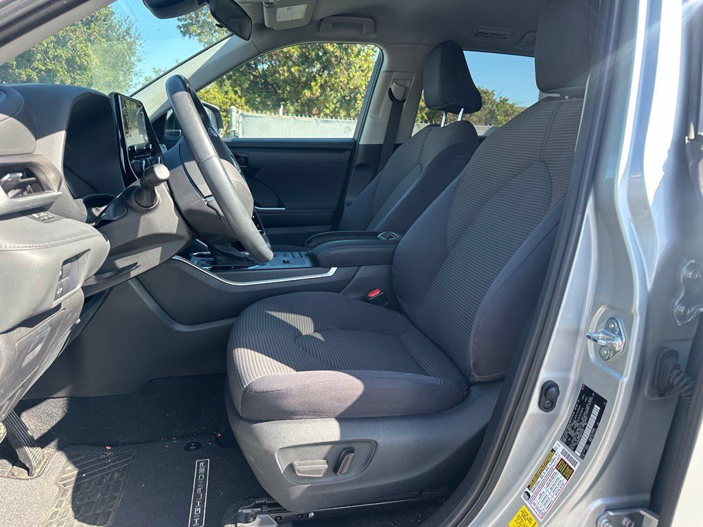 Used 2021 Toyota Highlander LE AWD/4WD image 10