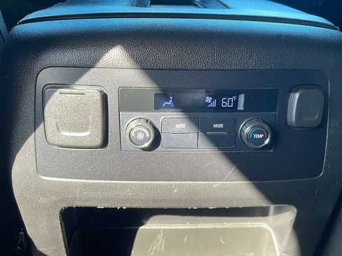 Used 2020 Chevrolet Suburban LT RWD image 35