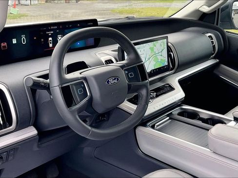 Used 2025 Ford Expedition Active AWD/4WD image 19