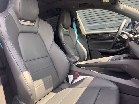 Certified 2025 Porsche Macan Turbo Electric AWD/4WD image 17