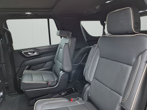 Used 2023 GMC Yukon SLT w/ SLT Premium Package image 17