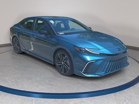 Used 2025 Toyota Camry XSE FWD image 3