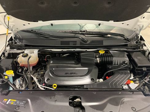 Used 2024 Chrysler Pacifica Touring-L FWD image 16