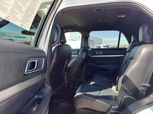 Used 2018 Ford Explorer XLT w/ Equipment Group 202A AWD/4WD image 31