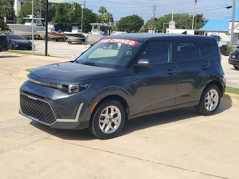 Used 2025 Kia Soul LX FWD image 1