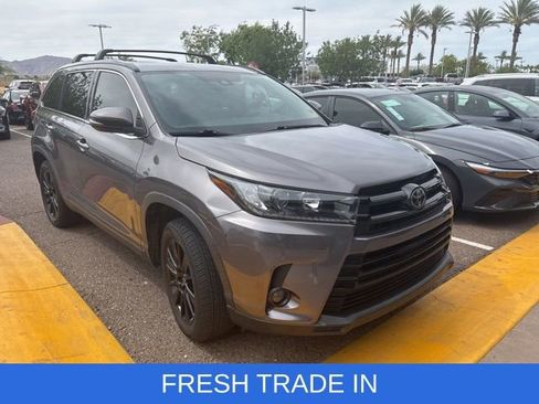 Used 2019 Toyota Highlander SE image 2