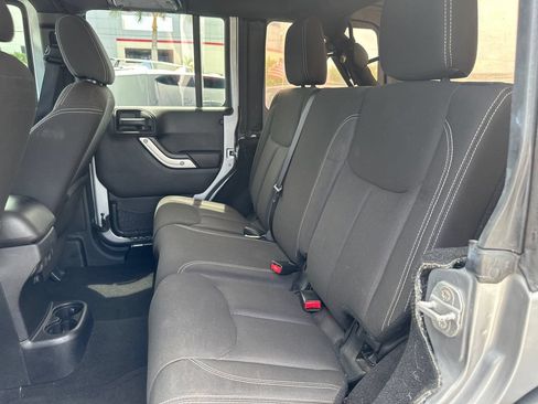 Used 2015 Jeep Wrangler Unlimited Rubicon w/ Connectivity Group AWD/4WD image 18