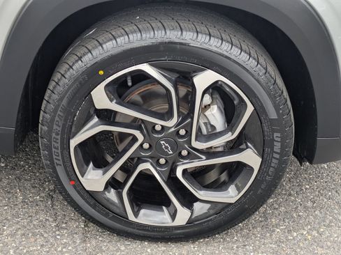 Used 2024 Chevrolet Trax RS w/ Sunroof Package FWD image 30