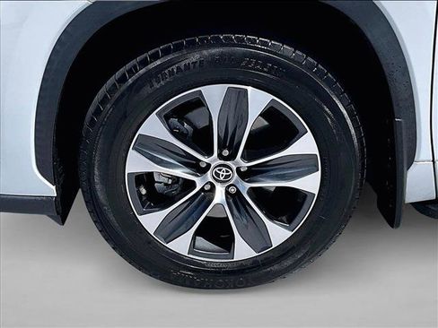 Used 2022 Toyota Highlander XLE AWD/4WD image 10
