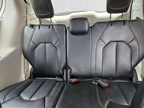Used 2023 Chrysler Pacifica Touring-L FWD image 19
