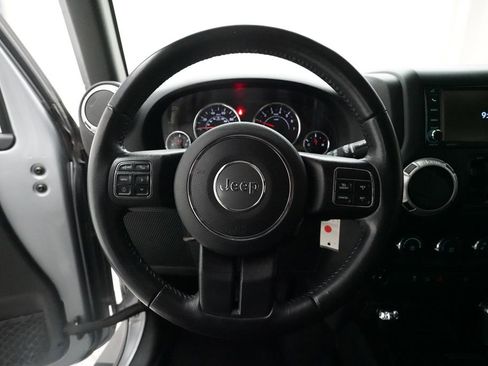 Used 2018 Jeep Wrangler Unlimited Sahara w/ Connectivity Group AWD/4WD image 4