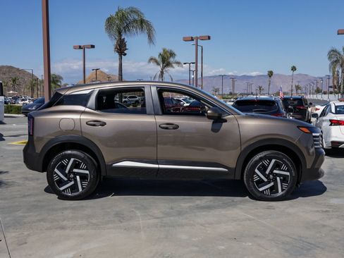 Used 2025 Nissan Kicks SV FWD image 3