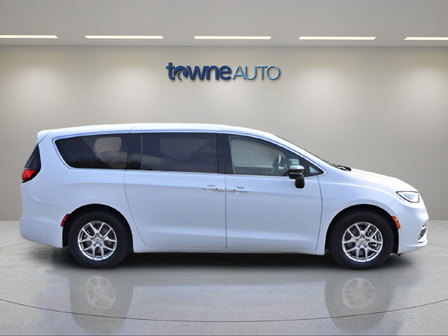 Used 2025 Chrysler Pacifica Select FWD image 11