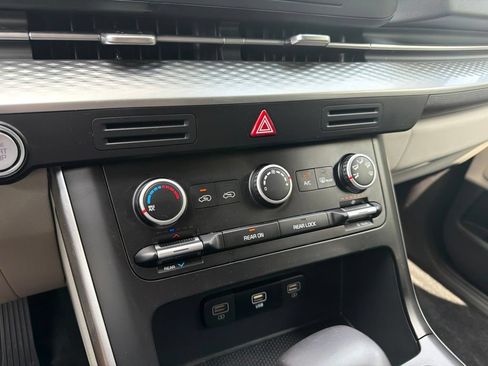 Used 2024 Kia Carnival LX FWD image 32