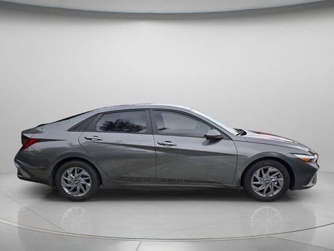Used 2024 Hyundai Elantra SEL FWD image 5