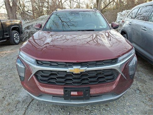 Certified 2025 Chevrolet Trax LT image 2