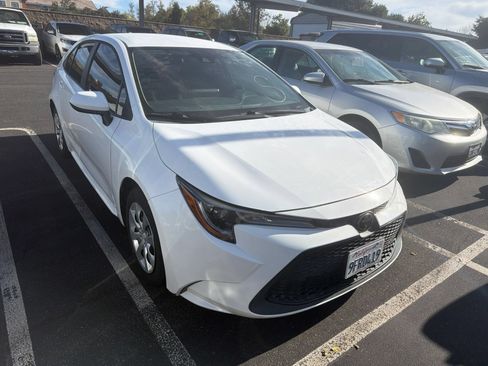 Used 2021 Toyota Corolla LE FWD image 2
