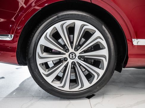 Used 2025 Bentley Bentayga image 17