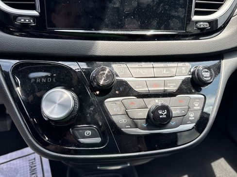 Used 2025 Chrysler Pacifica Select FWD image 19