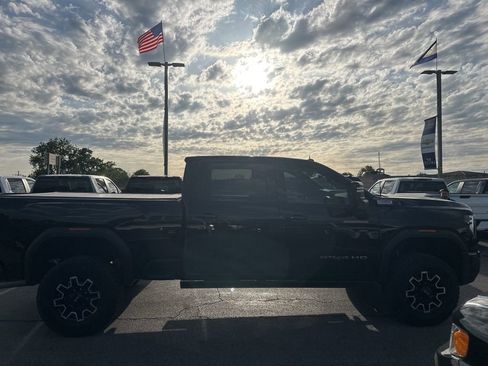 Used 2025 GMC Sierra 2500 AT4X AWD/4WD image 3