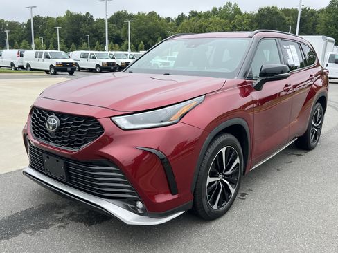 Used 2022 Toyota Highlander XSE FWD image 5