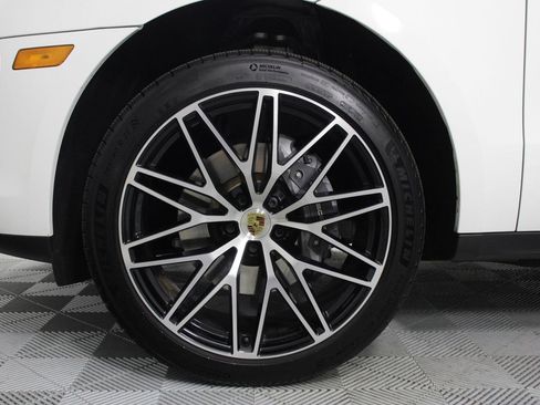 Certified 2026 Porsche Macan AWD/4WD image 30