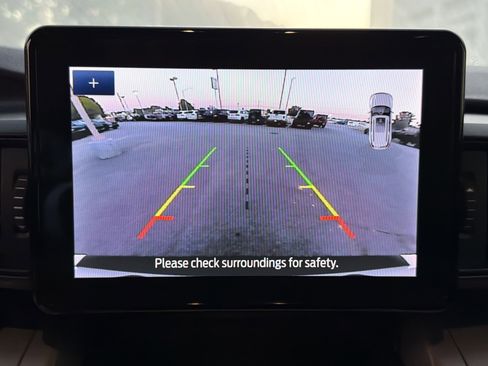 Used 2022 Ford Explorer XLT image 32