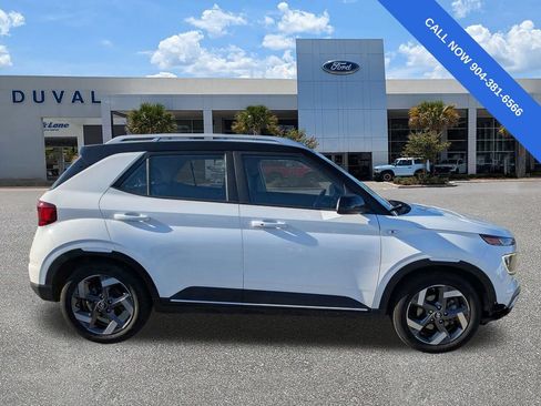 Used 2023 Hyundai Venue Limited FWD image 3