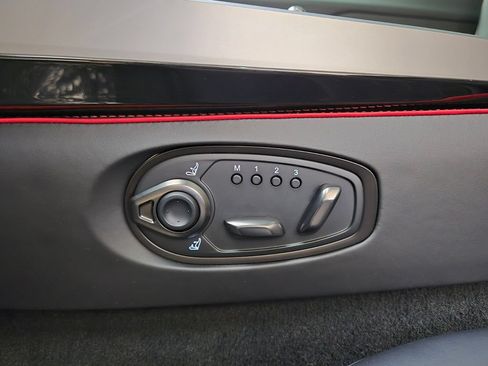 Used 2025 Aston Martin Vanquish RWD image 38