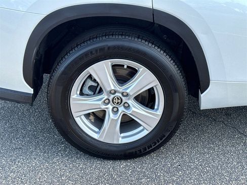 Certified 2023 Toyota Highlander L image 17