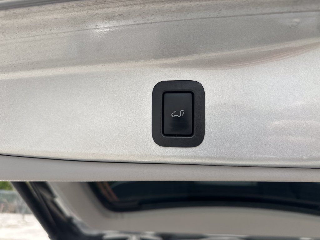 Used 2017 Toyota Highlander Plus FWD image 25