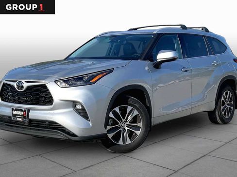 Used 2022 Toyota Highlander XLE AWD/4WD image 1