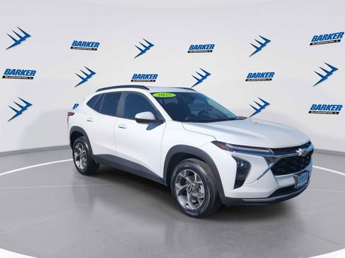 Used 2025 Chevrolet Trax LT w/ LT Convenience Package image 2