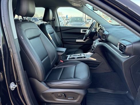 Used 2022 Ford Explorer XLT w/ Equipment Group 202A image 9