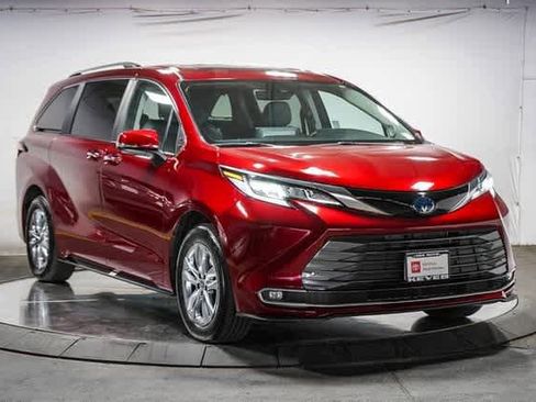 Certified 2024 Toyota Sienna Limited image 6