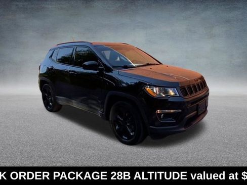 Used 2019 Jeep Compass Latitude FWD image 2