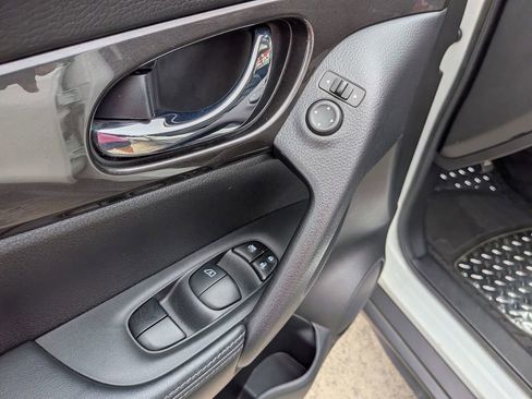 Used 2019 Nissan Rogue SV FWD image 9