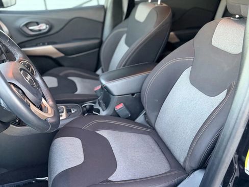 Used 2017 Jeep Cherokee Sport image 11