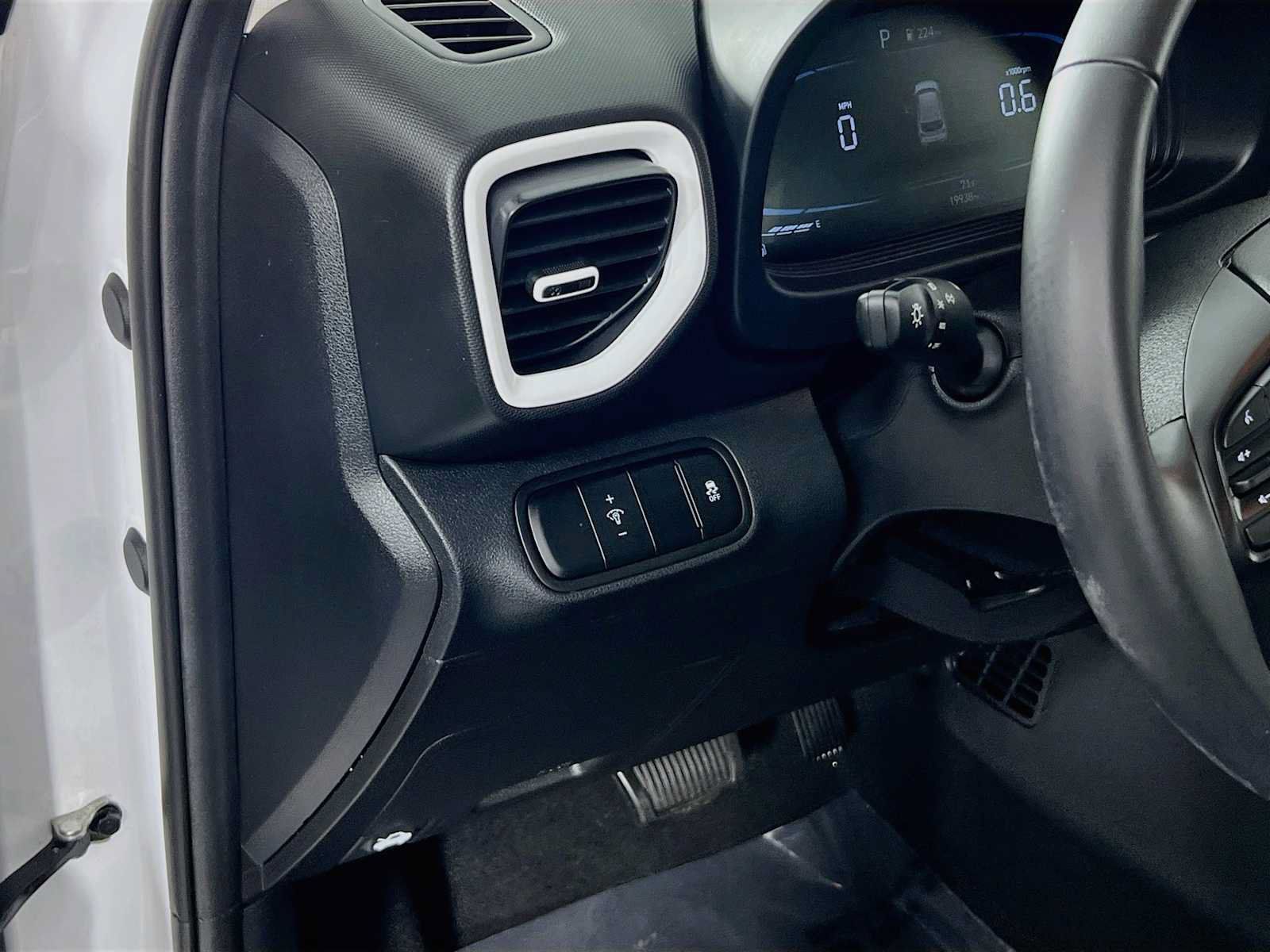 Certified 2024 Hyundai Venue Limited FWD image 10