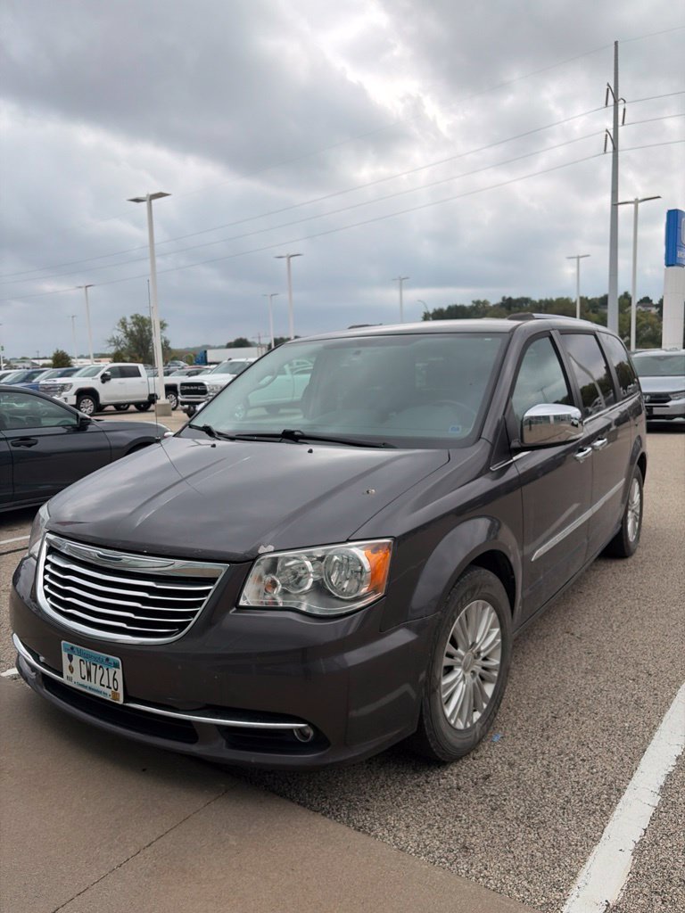 Used 2016 Chrysler Town & Country Limited FWD image 2
